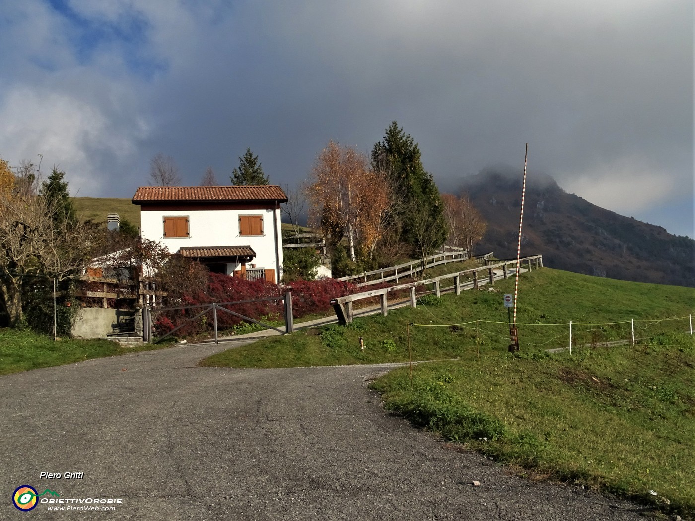 11 Sole sui prati verso la Forcella di Spettino, nuvole in vetta al Monte Gioco.JPG